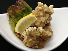 料理メニュー写真 若鶏のジューシー唐揚げ