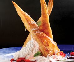料理メニュー写真&nbsp;ふわふわバニラを包んだイチゴパイ