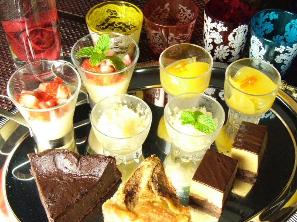 お誕生日・記念日にコースデザートを『シェフ自慢のケーキ』に変更できる素敵なクーポンあります☆