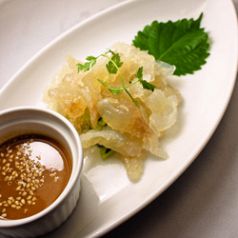 料理メニュー写真 コリコリクラゲ 胡麻ソースで