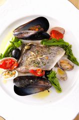 料理メニュー写真&nbsp;本日入荷のお魚と海老などのミックスグリル、レモンバター添え