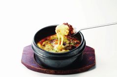 料理メニュー写真 焼肉屋の石焼チーズカレー(黒毛和牛入り)/石焼ビビンバ
