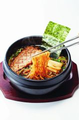 料理メニュー写真 淡麗こくうま醤油ラーメン、石鍋ごまねぎ塩ラーメン、ユッケジャンうどん