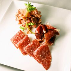 料理メニュー写真 生ハムの盛り合わせ / チーズの盛り合わせ