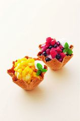 料理メニュー写真 マンゴーたっぷりワッフルコーンサンデー/ミックスベリーのワッフルコーンサンデー