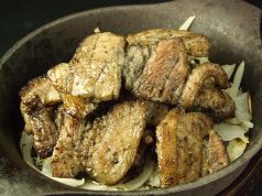 料理メニュー写真 黒豚バラ肉炭火焼(中)