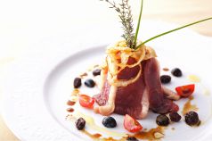 料理メニュー写真&nbsp;イタリア産パルマの生ハムと鶏肉のパテ、グリッシーニの盛り合わせ