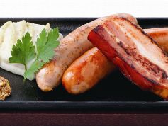 料理メニュー写真&nbsp;極太ウインナーと厚切ベーコンの盛合せ