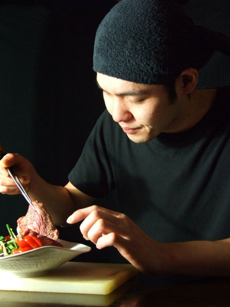 【腕利きの和食職人】長年、和食料亭などで修業を積んだ料理人が魂を込めてお料理を創りご提供します