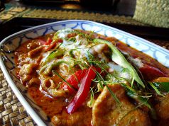料理メニュー写真 豚肉のタイカレーペースト炒め(ココナッツ風味)