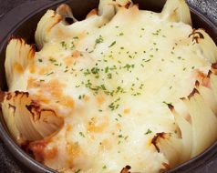 料理メニュー写真 オニオンのチーズグラタン