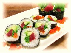 料理メニュー写真&nbsp;マグロとアボカドの寿司ロール