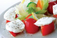 料理メニュー写真 完熟トマトとモッツァレラチーズのサラダ