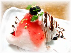 料理メニュー写真&nbsp;苺のアイス“お餅のクレープ包み”