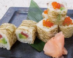 料理メニュー写真 まぐろとアボカドの昆布巻き寿司