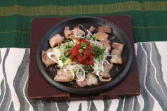 料理メニュー写真 鹿児島産 豚バラ肉とキムチの鉄板焼き