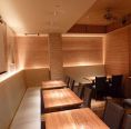 店内右側最大5名の角席でございます。