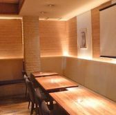 店内左側最大５名の角席でございます。
