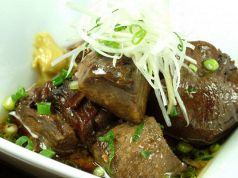 料理メニュー写真 塩ホルモンピリ辛炒め・牛舌のやわらか煮込み・豚トロのから揚げ