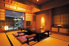 料亭時代の趣を残す坪庭付個室「あやめ」