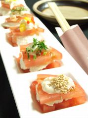 料理メニュー写真 完熟トマトと豆富と湯葉のバジルソース