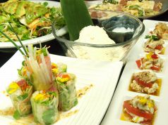 料理メニュー写真 鮪とアボカドの生春巻き 胡麻ソース