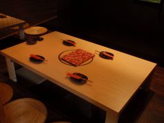 ２名～６名ぐらいの席で仕切りはあります！