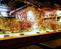 店内は梅などの造花で演出