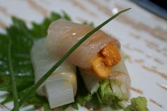 料理メニュー写真 鯛の薄作り 3種巻きコチジャンソースと刺身醤油で