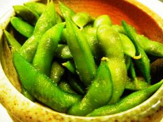 料理メニュー写真&nbsp;黒枝豆/鶏皮チップ/なんこつ唐揚げ/えのきポンズ