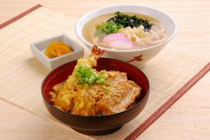 よくばりセット（うどん、姿海老ととんかつの丼、漬物）