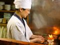 料理メニュー写真&nbsp;網の上で焦がしすぎないように焼いていきます