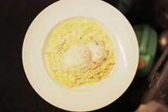 料理メニュー写真&nbsp;自家製パンチェッタと温玉のカルボナーラ