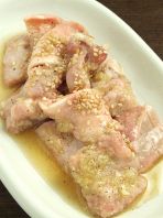 七輪で炙る新鮮なホルモン