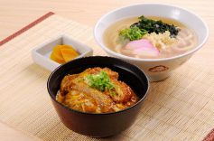 かつ丼セット（うどん、かつ丼、漬物）
