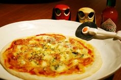 料理メニュー写真 4種のチーズ欲張りピッツァマルゲリータ