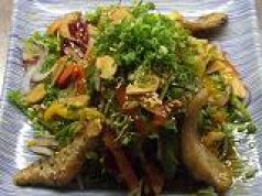 料理メニュー写真 火の音サラダ(豚トロ)