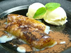 料理メニュー写真 揚げバナナのアイスクリーム添え