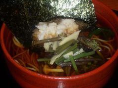 料理メニュー写真 揚玉そば(特大しいたけとかまぼこ)/山菜そば(山菜と大根おろしと焼き海苔)