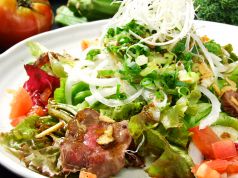 料理メニュー写真&nbsp;源氣屋の元気になるサラダ、韓国麺のバンバンジーサラダ