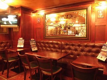 HUB ハブ 新宿西口大ガード店 の雰囲気1