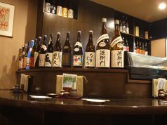 カウンターに隠れ焼酎がならんでます。