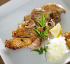 料理メニュー写真 日南鶏の一枚焼き 梅しょうがタタキ