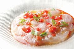 料理メニュー写真&nbsp;本日鮮魚のカルパッチョ　フレッシュトマトとブラッドオレンジのソースで