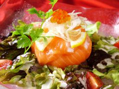 料理メニュー写真&nbsp;サーモンポテト巾着サラダ仕立て