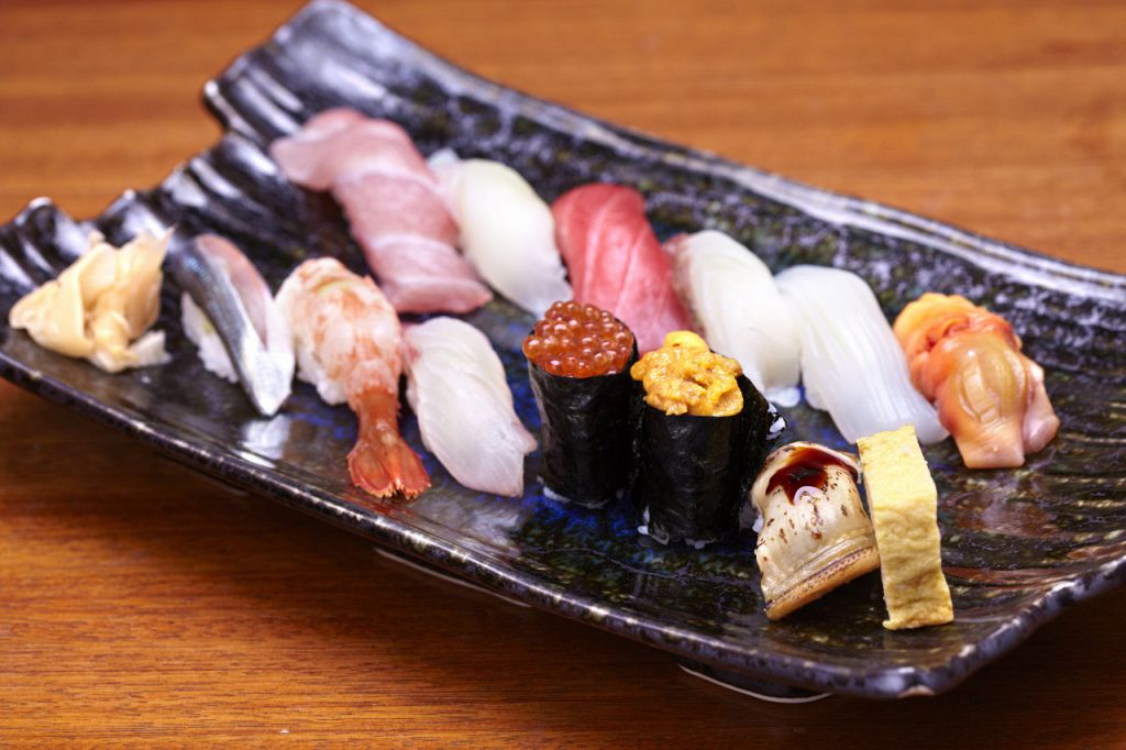 旬のお魚を、東京の江戸前寿司で修業を積んだ大将が握るお寿司には定評有り★