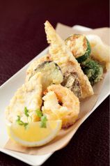 料理メニュー写真&nbsp;魚介と旬野菜のフリットの盛り合わせ
