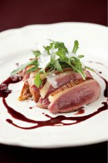 料理メニュー写真&nbsp;マグレ鴨のロースト　ルッコラとパルミジャーノ添え　カシスの香り