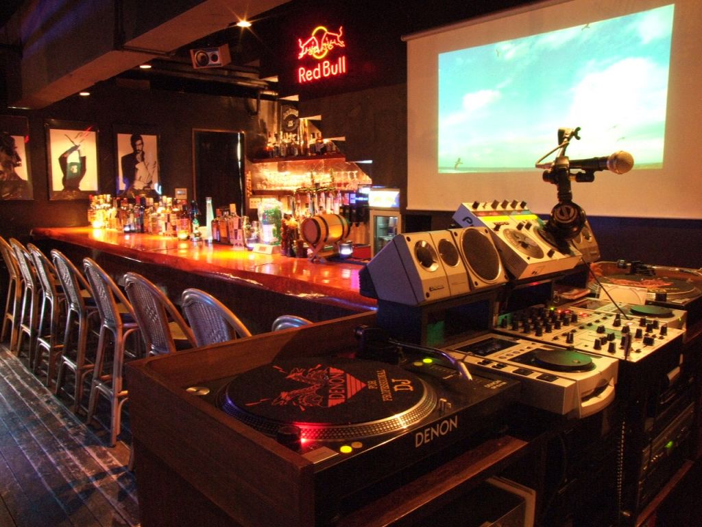 【多彩な演出】大型スクリーン、ターンテーブル等、自由に多種多様なパーティーが日々開かれてます♪
