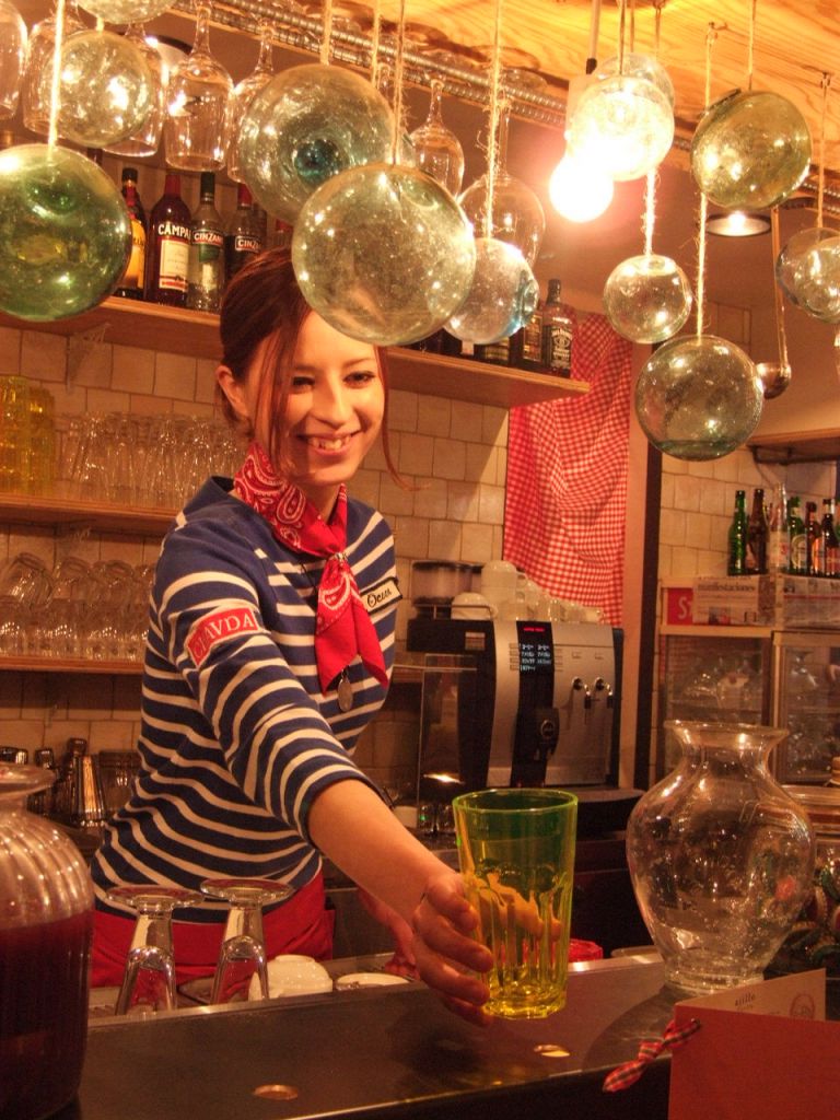オープンキッチンのカウンターは迫力満点！立ち飲みスペースもご用意。
